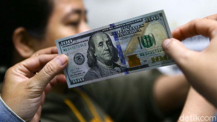 Di Tengah Wabah Corona, Dolar Gencet Rupiah Wabah Corona tak hanya menjangkiti tubuh manusia, tetapi juga ke sektor keuangan global, termasuk Indonesia. Hal ini menyebabkan nilai tukar rupiah melemah terhadap dolar.