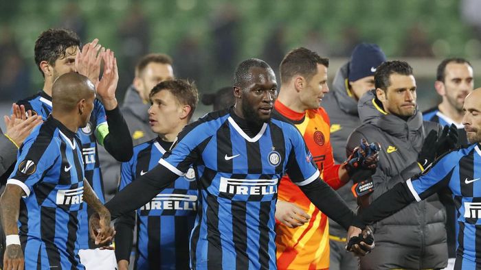 Inter Milan Inter Milans Romelu Lukaku, center, salutes fans at the end of the Europa League, round of 32, first leg, soccer match between PFC Ludogorets Razgrad and Inter Milan at Huvepharma Arena in Razgrad, Bulgaria, Thursday, Feb. 20, 2020. (AP Photo/Vadim Ghirda)