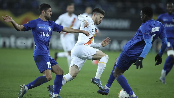 Romas Carles Perez, center, vies for the ball with Gent defenders during an Europa League round 32 second leg soccer match between Gent and Roma at the KAA Gent stadium in Gent, Belgium, Thursday, Feb. 27, 2020. (AP Photo/Francisco Seco)