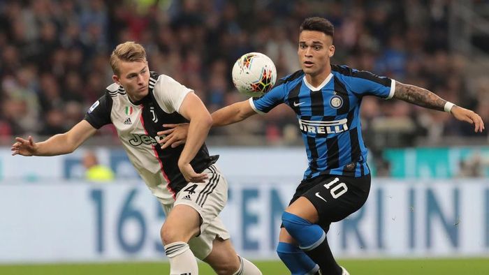 Inter Milan, Juventus, Inter vs Juventus MILAN, ITALY - OCTOBER 06: Lautaro Martinez of FC Internazionale is challenged by Matthijs de Ligt of Juventus during the Serie A match between FC Internazionale and Juventus at Stadio Giuseppe Meazza on October 6, 2019 in Milan, Italy. (Photo by Emilio Andreoli/Getty Images)