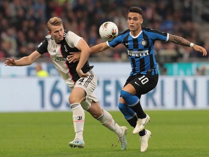 MILAN, ITALY - OCTOBER 06:  Lautaro Martinez of FC Internazionale is challenged by Matthijs de Ligt of Juventus during the Serie A match between FC Internazionale and Juventus at Stadio Giuseppe Meazza on October 6, 2019 in Milan, Italy.  (Photo by Emilio Andreoli/Getty Images)