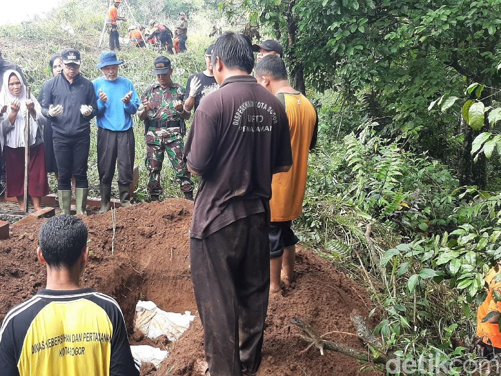 Kain Kafan Sempat Menggantung Akibat Longsor, 8 Jenazah Direlokasi Kain Kafan Sempat Menggantung Akibat Longsor, 8 Jenazah Direlokasi