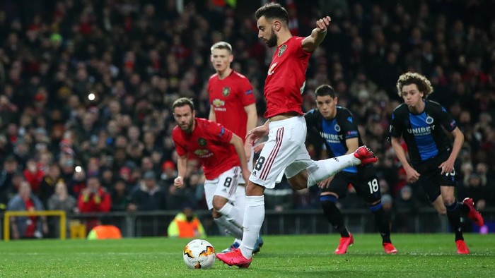 MANCHESTER, ENGLAND - FEBRUARY 27: Bruno Fernandes of Manchester United scores his teams first goal from the penalty spot during the UEFA Europa League round of 32 second leg match between Manchester United and Club Brugge at Old Trafford on February 27, 2020 in Manchester, United Kingdom. (Photo by Clive Brunskill/Getty Images)