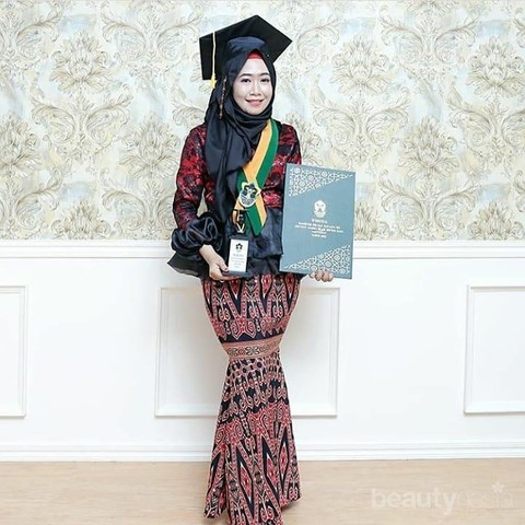 4 Model Rok  Kebaya  Wisuda yang Kekinian  Ini Lagi Eksis 