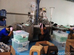 Teganya Pabrik di Utara Jakarta Timbun Masker di Tengah Huru-hara Corona
