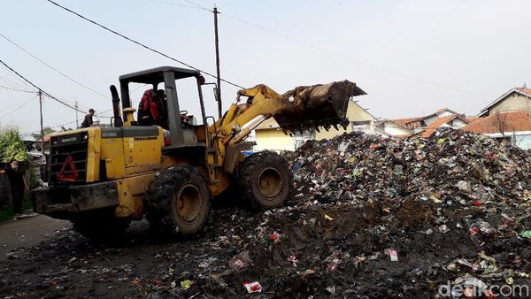 Gunungan Sampah Dekat Anak Sungai Citarum Dikeruk