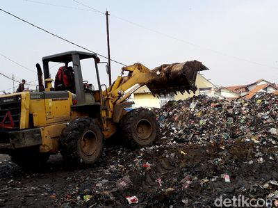 Gunungan Sampah Dekat Anak Sungai Citarum Dikeruk