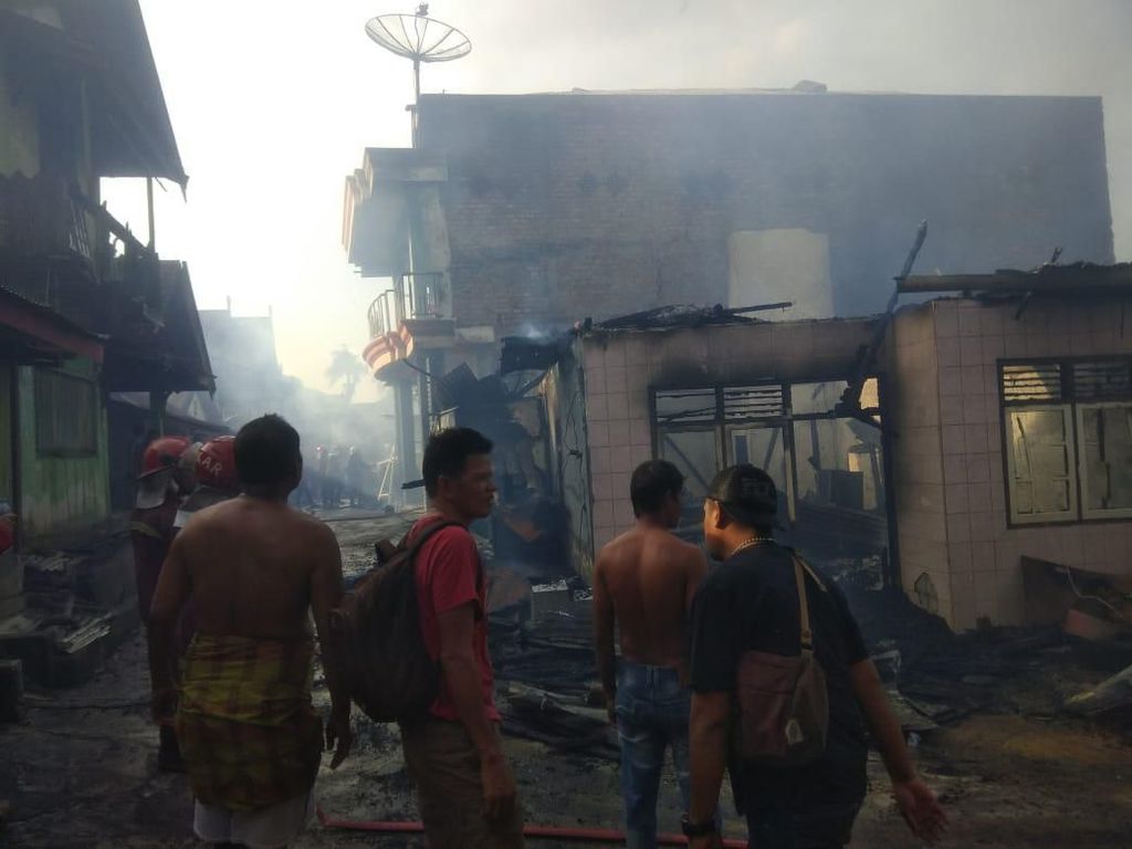 Kebakaran Hebat di Permukiman Eks Lokalisasi Jambi, 17 Rumah Terbakar Kebakaran Hebat di Permukiman Eks Lokalisasi Jambi, 17 Rumah Terbakar