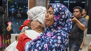 Ekspresi Kesedihan Calon Jemaah Umroh asal Sumsel