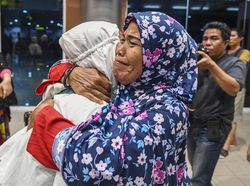 Ekspresi Kesedihan Calon Jemaah Umroh asal Sumsel