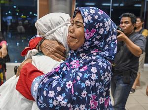 Ekspresi Kesedihan Calon Jemaah Umroh asal Sumsel