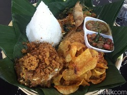 Ayam Penyet Favorit Orang Medan Ini Pakai Sambal Cacadut hingga Palak