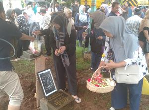Keluarga Antar Jenazah Oding Nasution Dimakamkan di Karet Bivak