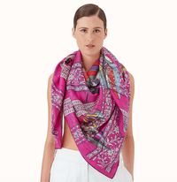 5 Scarf Mewah Langganan Artis, Hermes hingga LV, Harganya Capai Rp320 Juta