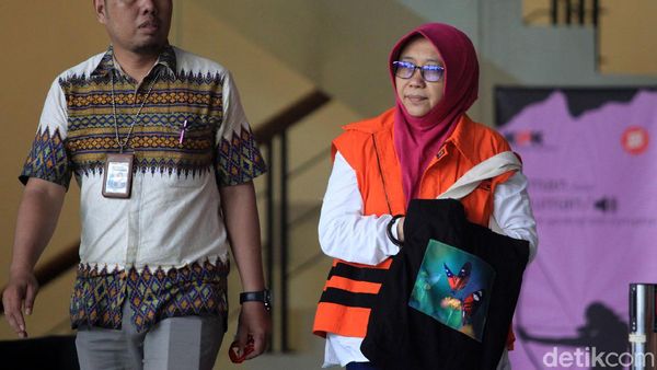 Kadis PU Sidoarjo Tutupi Borgol Pakai Tas Usai Diperiksa KPK