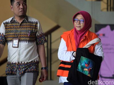 Kadis PU Sidoarjo Tutupi Borgol Pakai Tas Usai Diperiksa KPK