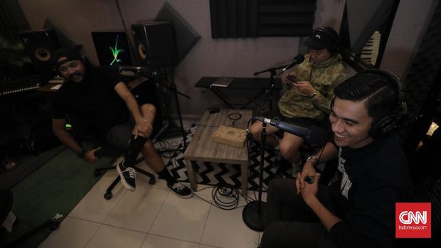 Tertawa Sendiri di Tempat Umum, Jitu Jaring Fan Baru Podcast