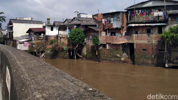 Pak Anies, Proyek Antibanjir di Ciliwung Kapan Lanjut Lagi? Permasalahan pembebasan lahan masih jadi hambatan utama mandeknya proyek normalisasi kali Ciliwung. Proyek ini sendiri dinilai dapat meminimalisir banjir di Jakarta.