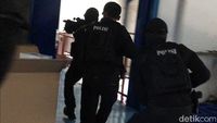 Detik-detik Penggerebekan Pabrik Masker Ilegal di Jakut