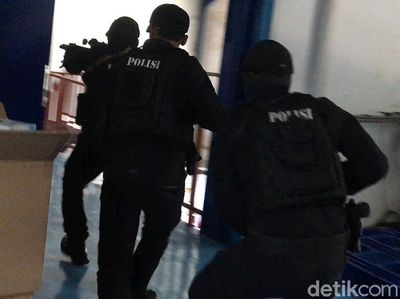 Detik-detik Penggerebekan Pabrik Masker Ilegal di Jakut