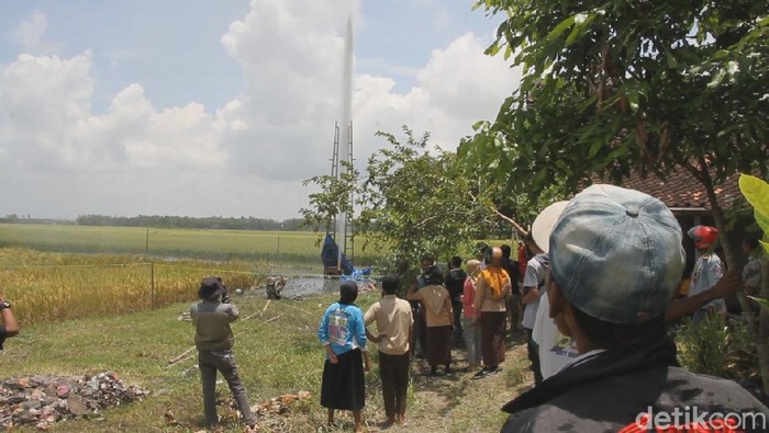Penampakan semburan air lumpur Sabtu (29/2) pukul 15.00 WIB Penampakan semburan air lumpur Sabtu (29/2) pukul 15.00 WIB