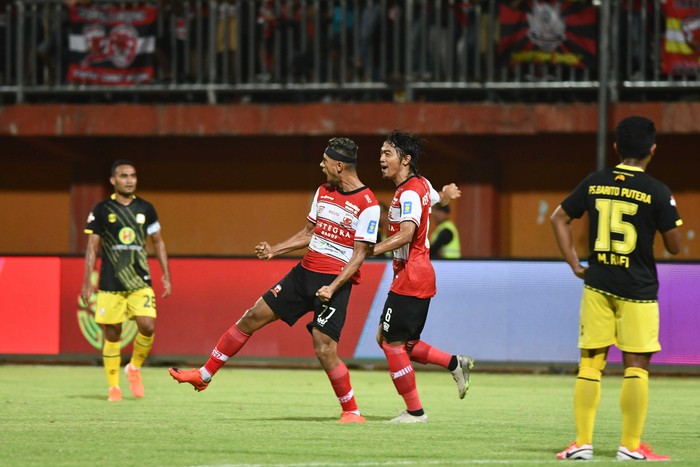 Pesepak bola Madura United (MU) Bruno Matos (kedua kiri) melakukan selebrasi usai mencetak gol ke gawang Barito Putera dalam laga Liga 1 di Stadion Gelora Madura Ratu Pamelingan (SGMRP) Pamekasan, Jawa Timur, Sabtu (29/02/2020). MU memenangi pertandingan tersebut dengan skor 4-0. ANTARA FOTO/Saiful Bahri/aww.