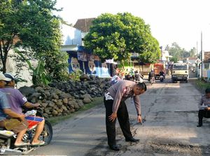 2 Pemotor Ini Tabrak Truk hingga Tewas Saat Hindari Jalan Berlubang