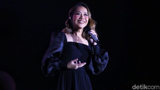 Bunga Citra Lestari tertawa karena Anang Hermansyah
