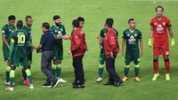 Laga Persebaya Vs Persik di Stadion Gelora Bung Tomo, Surabaya, Sabtu (29/2/2020) akan menandai dibukanya Shopee Liga 1 2020. Pertandingan dua tim asal Jawa Timur ini akan mulai kick-off pada pukul 18.30 WIB.