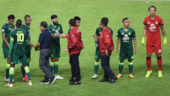 Menpora Zainudin Amali (keempat kiri) didampingi Ketua PSSI Mochammad Iriawan (keenam kiri) dan Direktur PT Liga Indonesia Baru (LIB) Cucu Somantri (kedelapan kiri) menyalami pesepak bola Persebaya Surabaya saat pembukaan kompetisi Sepak Bola Liga-1 Indonesia 2020 di Gelora Bung Tomo (GBT), Surabaya, Jawa Timur, Sabtu (29/2/2020). ANTARA FOTO/M Risyal Hidayat/aww.