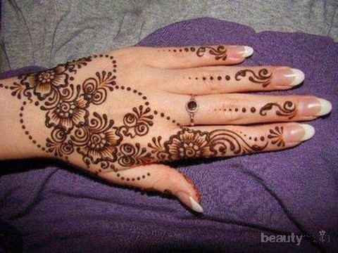 Percantik Tangan Mu Dengan Inspirasi Desain Henna Berikut