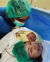 Posting Momen Haru Usai Melahirkan, Glenn Fredly & Mutia Ayu Banjir Doa