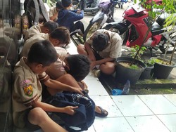 Hendak Tarung Bola, RK cs Ditangkap Polisi Gegara Acungkan Celurit