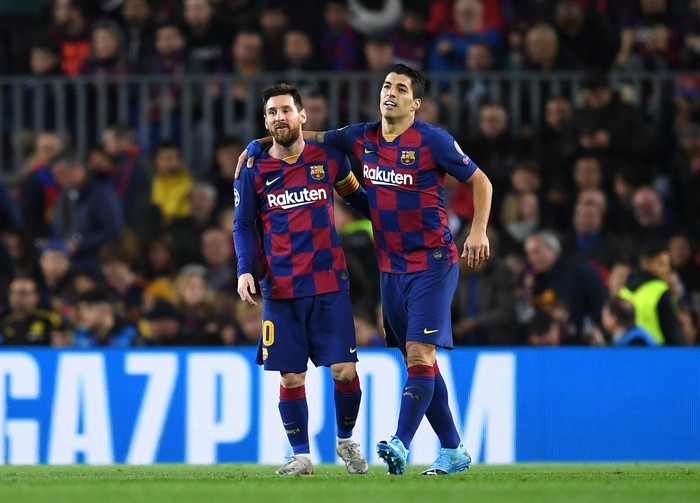 BARCELONA, SPAIN - NOVEMBER 27: Luis Suarez of FC Barcelona celebrates with teammate Lionel Messi after scoring his team's first goal during the UEFA Champions League group F match between FC Barcelona and Borussia Dortmund at Camp Nou on November 27, 2019 in Barcelona, Spain. (Photo by David Ramos/Getty Images)