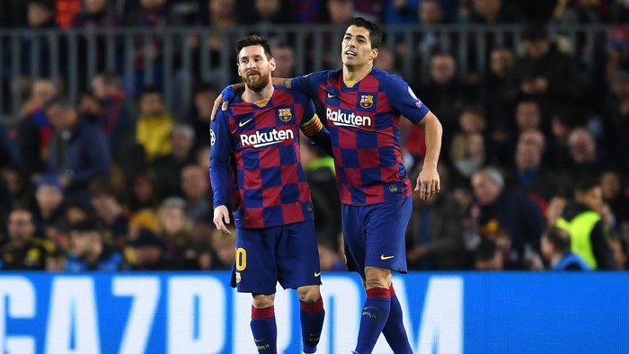 BARCELONA, SPAIN - NOVEMBER 27: Luis Suarez of FC Barcelona celebrates with teammate Lionel Messi after scoring his teams first goal during the UEFA Champions League group F match between FC Barcelona and Borussia Dortmund at Camp Nou on November 27, 2019 in Barcelona, Spain. (Photo by David Ramos/Getty Images)