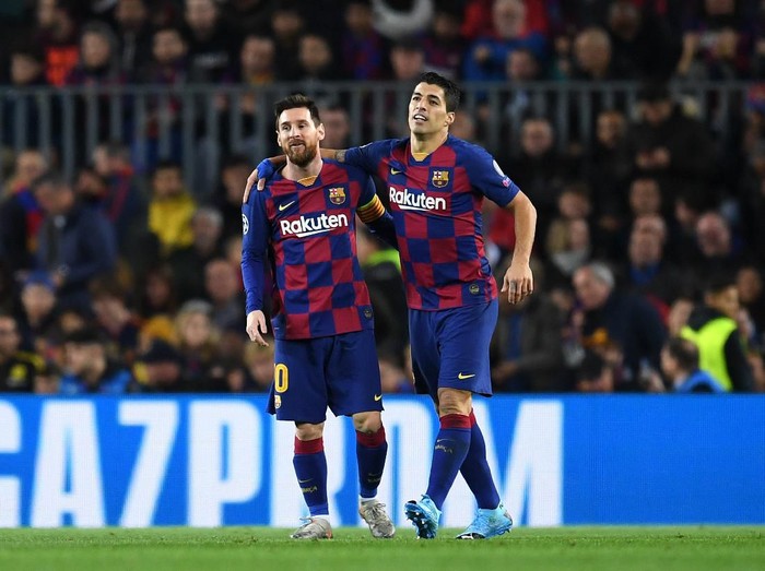 BARCELONA, SPAIN - NOVEMBER 27: Luis Suarez of FC Barcelona celebrates with teammate Lionel Messi after scoring his teams first goal during the UEFA Champions League group F match between FC Barcelona and Borussia Dortmund at Camp Nou on November 27, 2019 in Barcelona, Spain. (Photo by David Ramos/Getty Images)