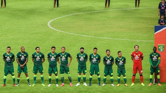 Menpora Zainudin Amali (keempat kiri) didampingi Ketua PSSI Mochammad Iriawan (keenam kiri) dan Direktur PT Liga Indonesia Baru (LIB) Cucu Somantri (kedelapan kiri) menyalami pesepak bola Persebaya Surabaya saat pembukaan kompetisi Sepak Bola Liga-1 Indonesia 2020 di Gelora Bung Tomo (GBT), Surabaya, Jawa Timur, Sabtu (29/2/2020). ANTARA FOTO/M Risyal Hidayat/aww.