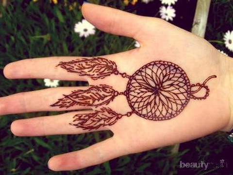 Percantik Tangan Mu Dengan Inspirasi Desain Henna Berikut