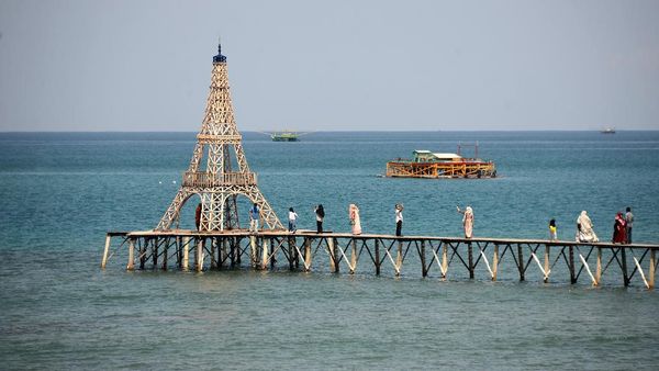 Keren! Aceh Punya Menara Eiffel di Tengah Laut Lho