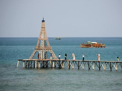 Keren! Aceh Punya Menara Eiffel di Tengah Laut Lho