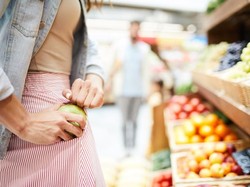 Kasihan! Tak Punya Uang, Ibu Ini Terpaksa Curi Makanan untuk Makan Anaknya