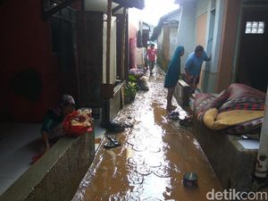 Banjir Mulai Surut, Warga Cikeruh Sumedang Bersihkan Lumpur di Rumah