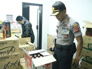 Polisi Sita Ribuan Botol Miras di Sebuah Rumah Mewah Bandung