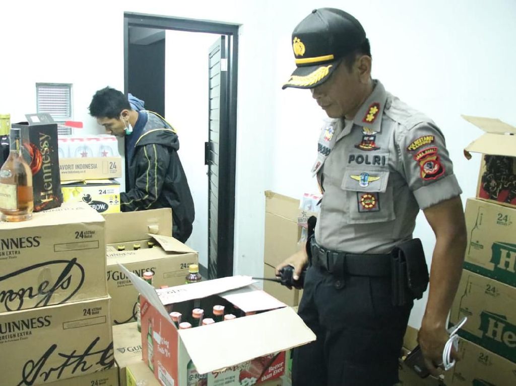 Polisi Sita Ribuan Botol Miras di Sebuah Rumah Mewah Bandung Polisi Sita Ribuan Botol Miras di Sebuah Rumah Mewah Bandung