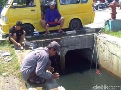 Cara Unik Memancing Ikan di Dermaga Palabuhanratu