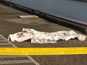 Jejak Karyawan Pabrik di Surabaya Saat Bunuh Diri Loncat dari Lantai 4 Jejak Karyawan Pabrik di Surabaya Saat Bunuh Diri Loncat dari Lantai 4