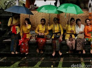 Semangat Umat Hindu Beribadah di Tengah Hujan Deras