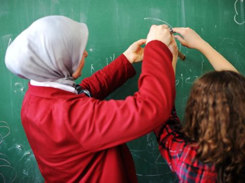 Viral Wali Murid Suruh Guru Merangkak di Depan Siswa Usai Anaknya Dihukum