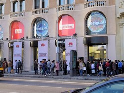 Huawei Buka Toko Sebelahan dengan Apple Store