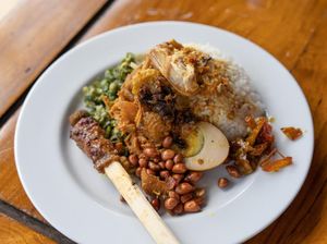 Perpaduan 3 Rasa dalam Sepiring Nasi Ayam Bu Oki